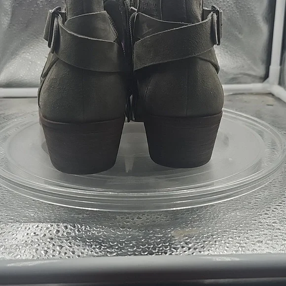 A Vince Camuto womens Olive Green ankle boots size 6W - Picture 4 of 15